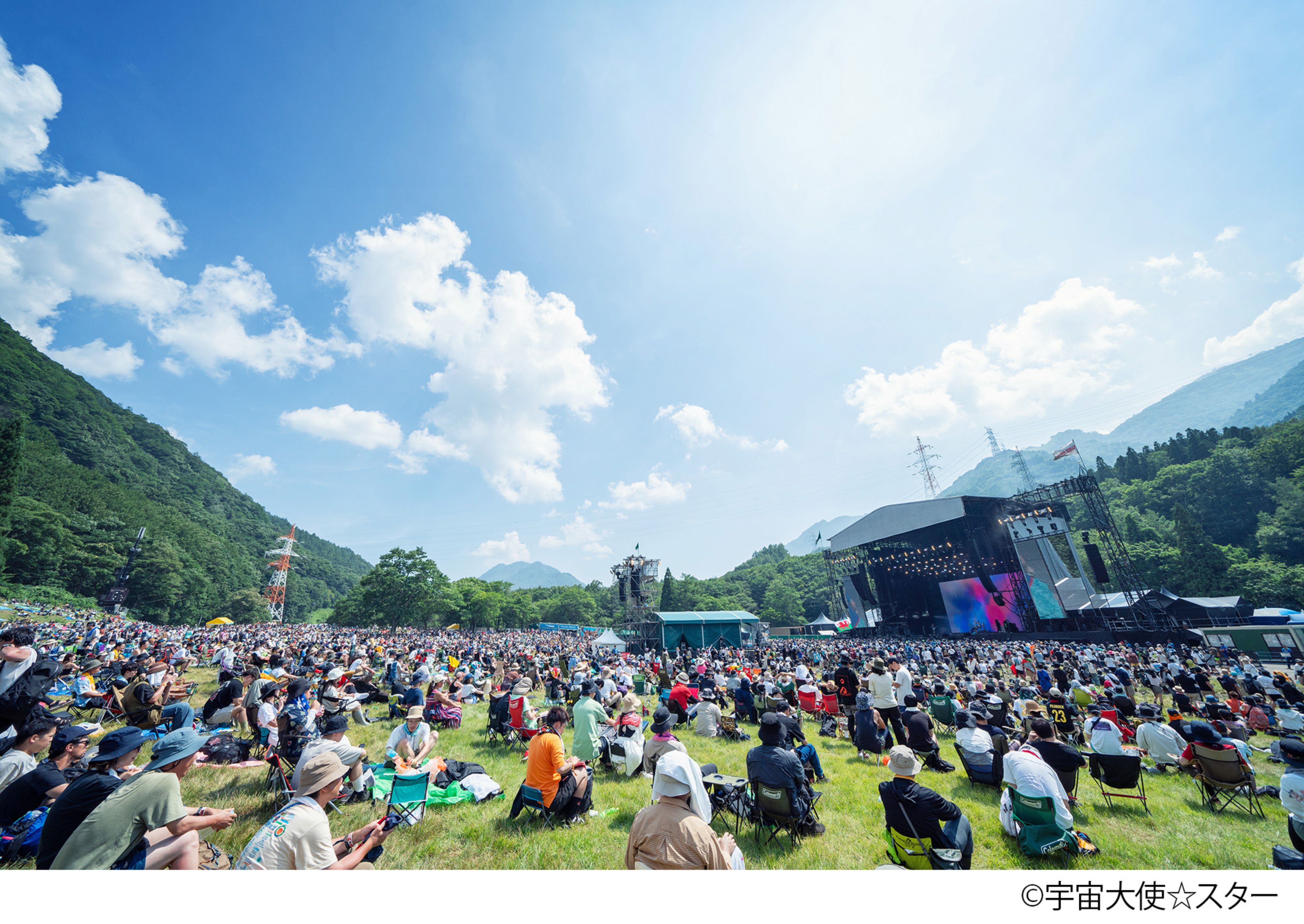 写真：フジロック 昼のグリーンステージ - 全景（©宇宙大使☆スター）