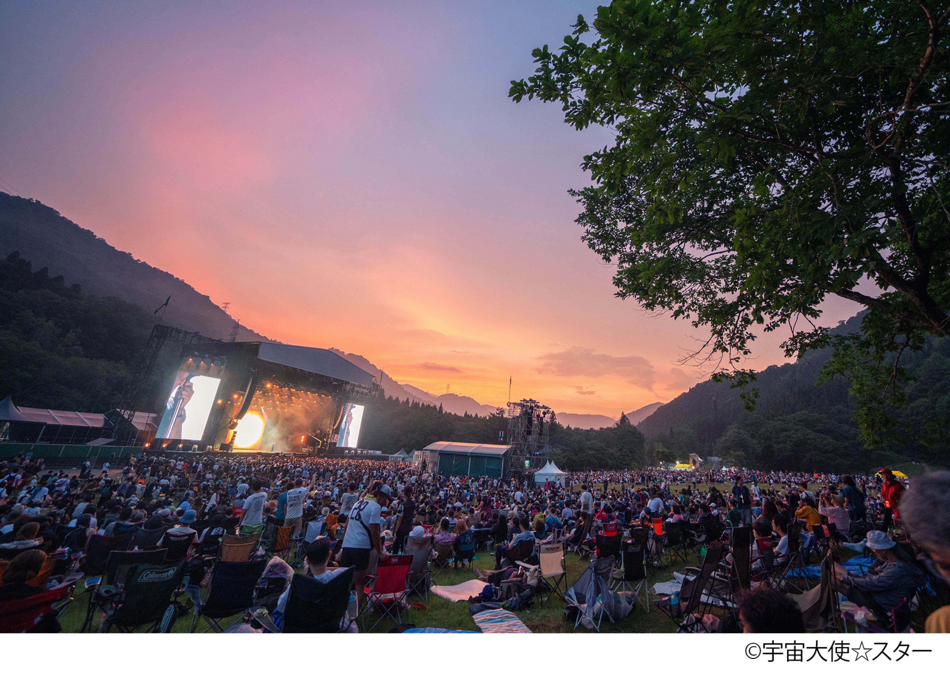 写真：フジロック 夕方のグリーンステージ（©宇宙大使☆スター）